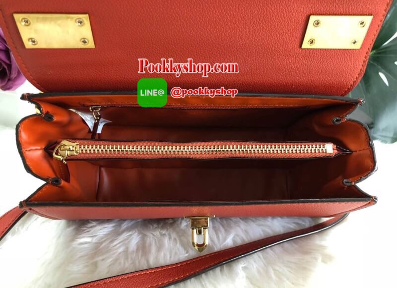 New in !!! CHARLES & KEITH CLASSIC FRONT FLAP CROSSBODY BAG ล็อตนี้อะไหล่แบบวินเทจ ใบจริงหรูมากค่ะ! กระเป๋าสะพายข้างหรือรวบสายเปลี่ยนแบบถือเก๋ๆ ก็ได้ค่ะ วัสดุหนังคาร์เวียร์ด้านตัดหนังกำมะหยี่ด้านข้างได้อย่างลงตัวสวยงาม เปิดปิดกระเป๋าแบบกดล็อคอะไหล่โลหะแบร