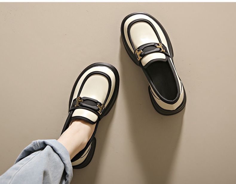 สินค้ามาใหม่ พร้อมส่งเลยค่ะ... แฟชั่นเกร๋ๆอินเทรนด์ฮิต ชิคๆคูลๆดูเก๋มีสไตล์ วัสดุ pu เนื้อหนานุ่มคุณภาพดี แต่งอะไหล่ด้านหน้า สวมใส่สบายมากก พื้นรองเท้าหนา 5 c.m. ใส่แล้วสูงเพรียว งานน่ารักมากๆจ้า ไม่ผิดหวังแน่นอน