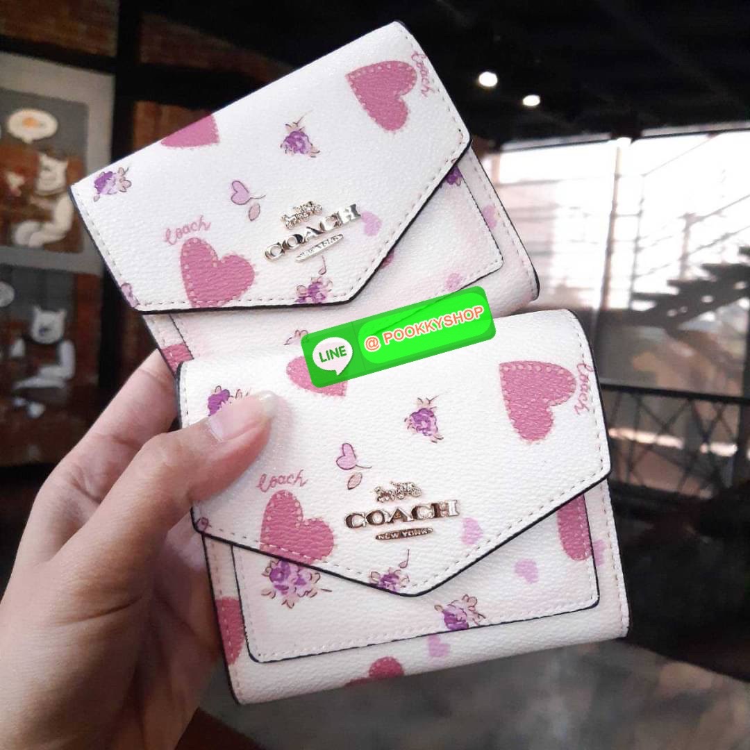 COACH 69683 SMALL WALLET WITH HEART FLOWER กระเป๋าสตางค์ใบสั้น พับสองตอน โทนสีละมุน แต่งเติมสีสันด้วยหัวใจและดอกไม้รอบใบ ดูสวยหรูอย่างลงตัว (รัก)(รัก)(ดอกไม้)(ดอกไม้) เปิด-ปิดด้วยกระดุม ภายในมีช่องใส่บัตร ใส่ธนบัตรได้ทุกขนาด ด้านหลังมีช่องซิปเล็กให้อีก รา