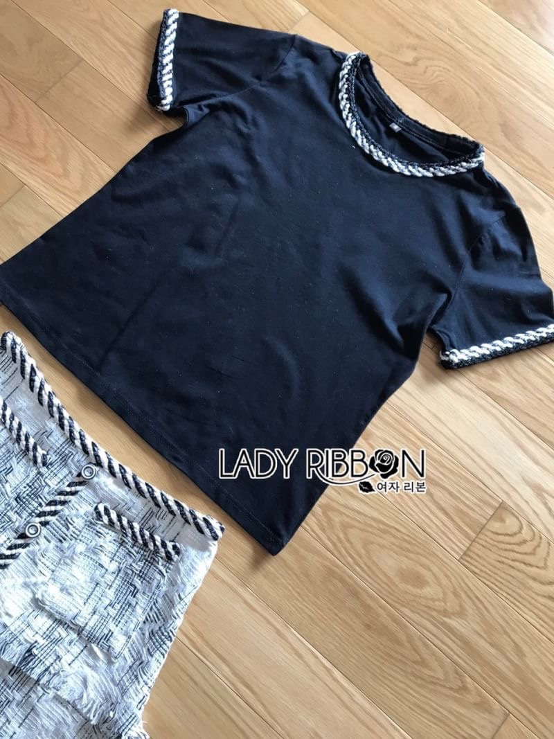 Lady Ribbon's Made Lady Hannah Basic with a Twist T-Shirt and Tweed Skirt Set เซ็ตเสื้อยืดเรียบๆและกระโปรง ลุคนี้ใส่แล้วเหมือนสาวปารีสเลยค่า น่ารักสุดๆ เสื้อยืดเหมือนจะธรรมดาแต่มีดีเทลเก๋ๆที่เข้ากับกระโปรงที่คอเสื้อและชายแขนเสื้อ กระโปรงเป็นทรงเอวสูง