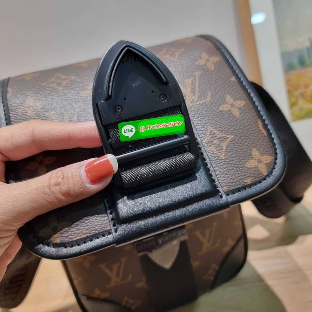 ใหม่ล่าสุด ได้ชิคๆเท่ๆก่อนใคร ไม่ต้องรอพรีฯ กับกระเป๋าสะพายข้างสำหรับหนุ่มๆ LV crossbody bag งานหรู ราคาดีจากเคาน์เตอร์ dutyfree วัสดุหนังแคนวาสคุณภาพดี ดีไซน์ดูแพง ด้วยอะไหล่เปิด-ปิดแม่เหล็กแน่นหนาสีดำ ตัดกับลวดลายโมโนแกรมได้เป็นอย่างดี ภายในโล่ง ใส่โทรศ