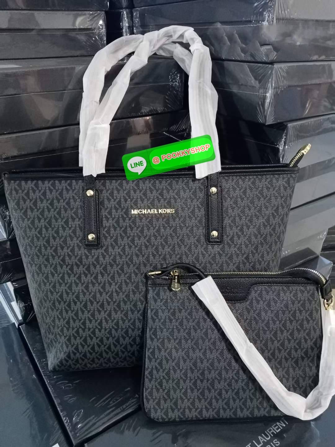NEW ARRIVALS !! MICHEAL KORS TOTE BAG ของแท้ กระเป๋าสะพายทรง SHOPPING BAG หนัง PVC สวยหรูอยู่ทรง ด้านหน้าประดับโลโก้สีทองสวยหรูพร้อมห้อยพวงกุญแจ MK ภายในปิดเปิดด้วยซิปยาว มีช่องซิปและช่องเล็ก ซับในอย่างดีสกรีน กว้างและจุของได้เยอะมากค่ะ ใส่ ipad กระเป๋าสต