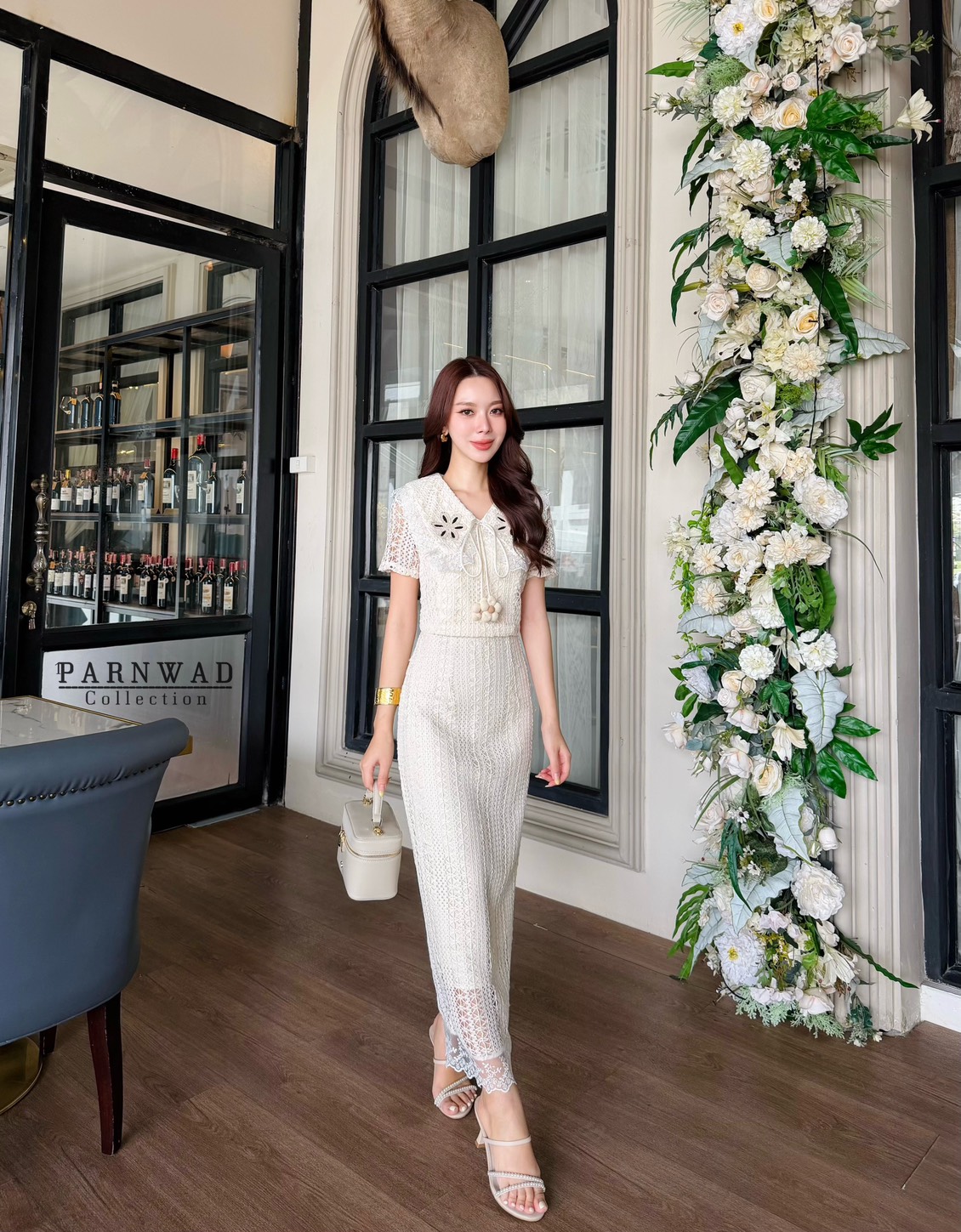 ชุดเซทแฟชั่น Set เสื้อคอปกแต่งคอด้วยดอกไม้ถักน่ารักๆ ผูกโบว์ลูกตุ้มดอกไม้ มาพร้อมกับกระโปรงยาวเอวสูง