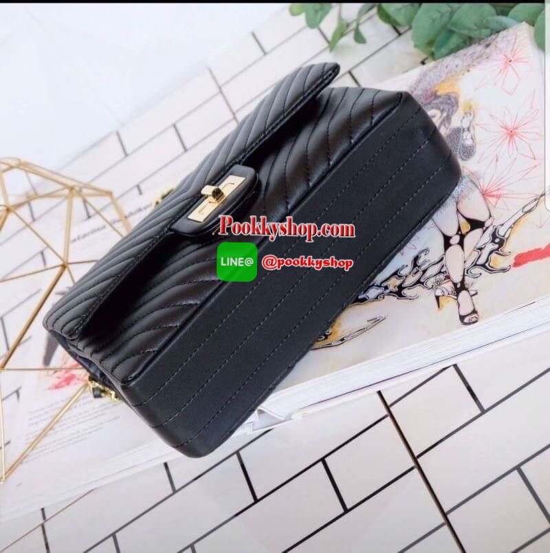 มาเพิ่มละค่า งาน Best Seller พร้อมสีใหม่สวยๆ มาให้เลือกเพิ่มอีก 2 สี !! KEEP รุ่น shoulder chevron chain handbag สวย หรู มากๆ เลยน๊า กระเป๋าอยู่ทรง หนังตัวใหม่ Microfiber สวย ทนกว่าเดิม ตัวกระเป๋าเย็บประณีต สายโซ่ปรับ สั้น ยาวได้คะ ภายในสีแดง มีช่องใส่ของ