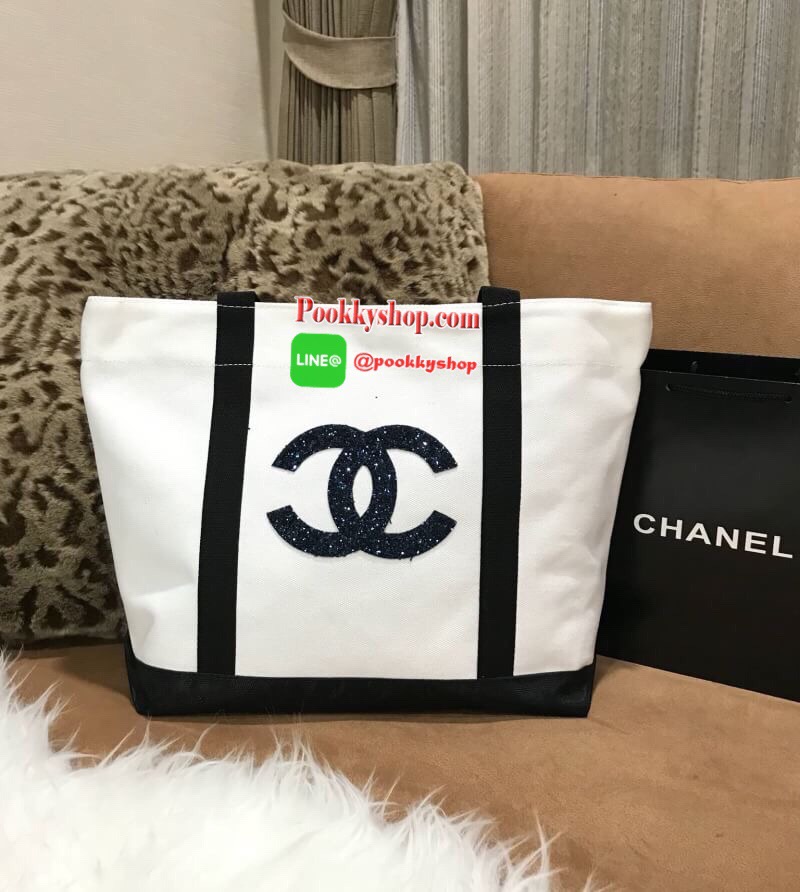 พร้อมส่งไอเท็มใหม่! Chanel Beaute Large Shopping Bag VIP Gift With Purchase (GWP) กระเป๋าสะพายพรีเมี่ยมกิ๊ฟ Limited Edition ของแท้จากเคาน์เตอร์ Chanel Beaute วัสดุ Canvas คุณภาพดีเนื้อหนาอยู่ทรงสวยใบใหญ่ด้านหน้าประดับกริสเตอร์โลโก้แบรนด์วิ้งๆ เปิดปิดด้วยก