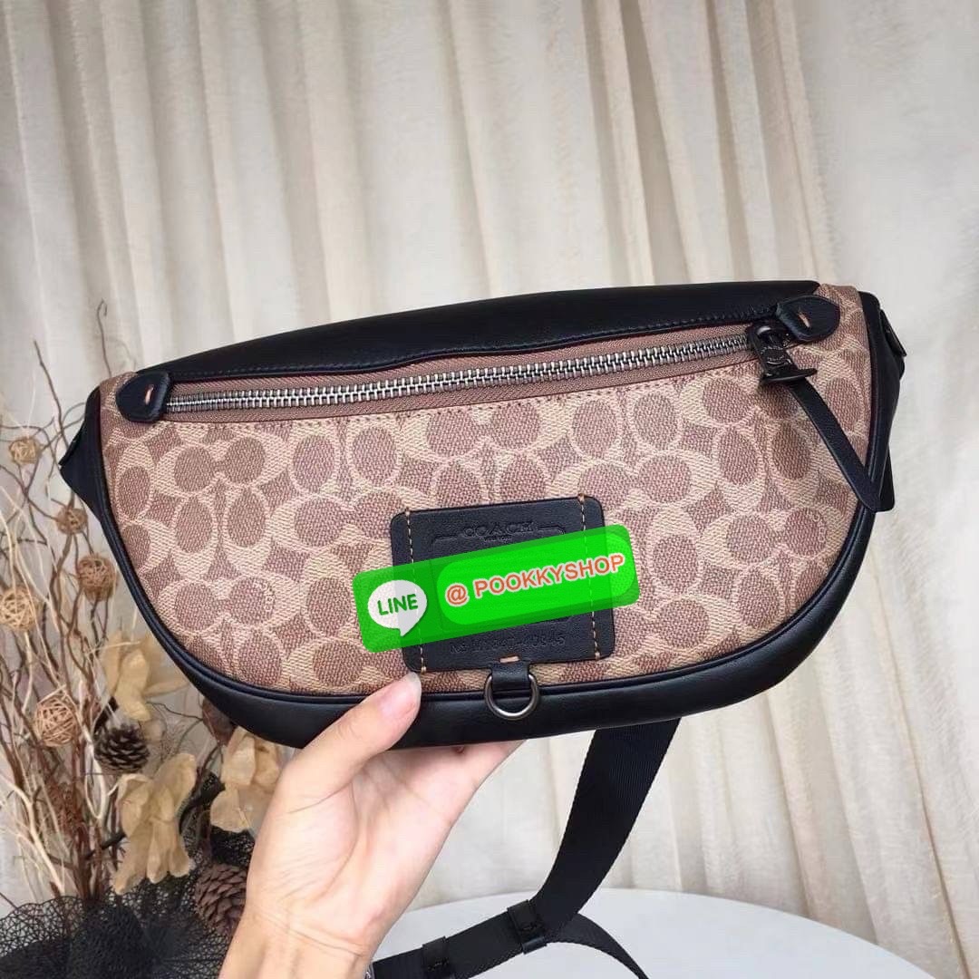 Coach 40345 Rivington Belt Bag In Signature Canvas สายแฟต้องร้องว้าว “ลายมีอยู่ทั่วไป…แต่ลายที่มี C อยู่ด้วย ใครเห็นก็รู้ว่า ‘เท่แบบ Coach’” Coach Charter Belt Bag ลาย C สุดเก๋ ทรงโค้งครึ่งวงรี คาดอกได้เท่ คาดเอวก็เก๋ ใครใส่ก็หล่อดูดี มีเอกลักษณ์เฉพาะตัว!
