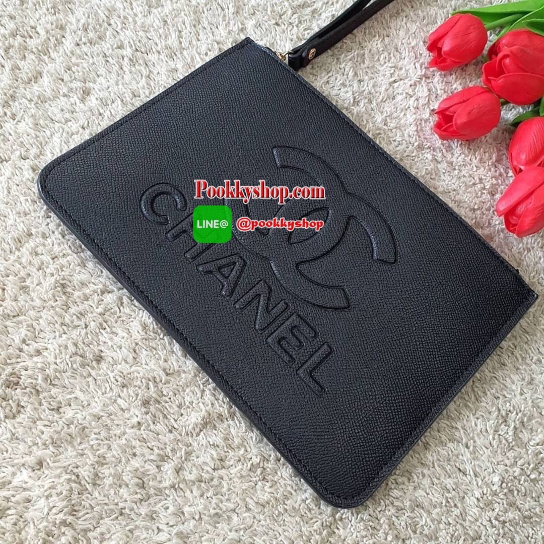 NEW ARRIVAL!! กระเป๋าคลัทช์&คล้องมือ ทรงหรู จากงาน CHANEL VIP GIFT(GIFT WITH PURCHASE) จากเคาเตอร์ต่างประเทศ จากแบรนด์ CHANEL ลายหนัง SAFFIANO ของแท้ 100% ด้านหน้าปั้มหนังลายโลโก้ เปิดปิดด้วยซิป อะไหล่ทอง ด้านในปั้ม MADE IN ITALY ด้านหนึ่งเป็นช่องซิปใส่ขอ