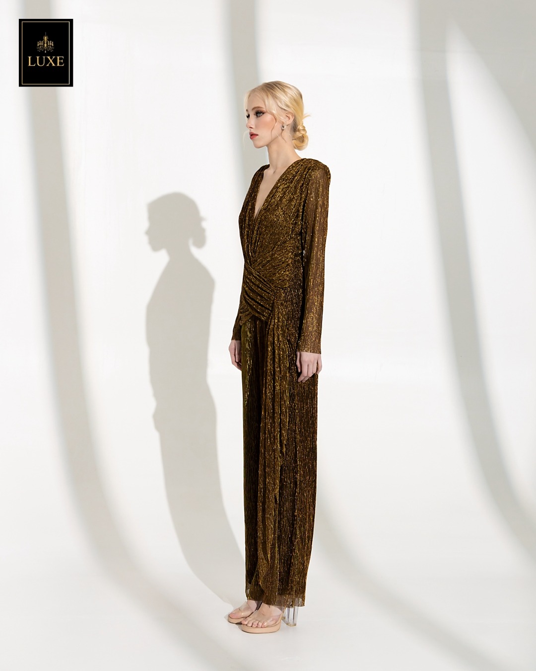 จั๊มสูทแฟชั่น จั๊มพ์สูทเสื้อคอวีป้ายแขนยาว กางเกงขากระบอกตรง