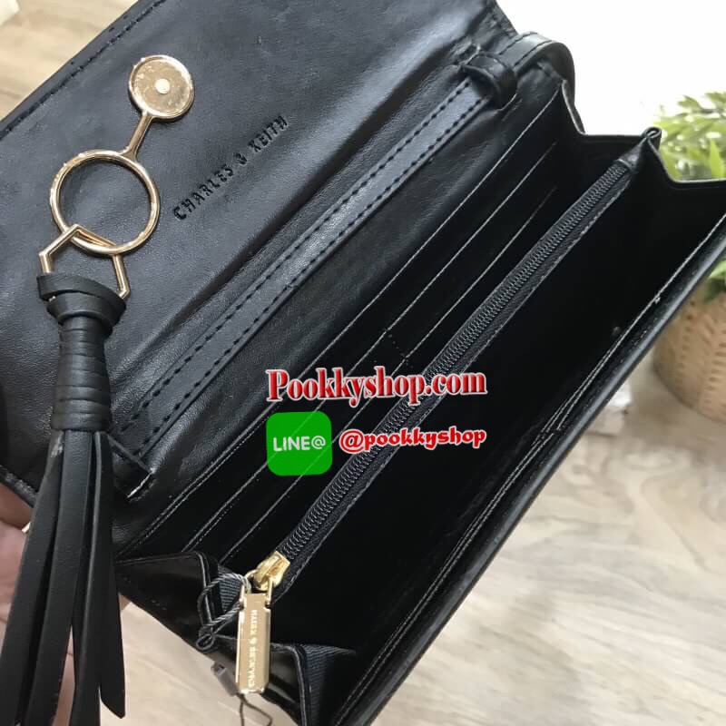 Don't Miss! CHARLES&KEITH WALLET กระเป๋าคลัชรุ่นใหม่ล่าสุดแบบชนช็อปเปิดปิดด้วยฝาปิดกำมะหยี่กระดุมแม่เหล็กประดับพู่หนังดูมีดีเทล ด้านหน้ามีโลโก้แบรนด์ ภายในมีทั้งช่องซิปและช่องใส่บัตรหลายช่องสามารถใส่ธนบัตร มือถือ เหรียญและบัตรได้เยอะ ด้านหลังมีอีก1ช่