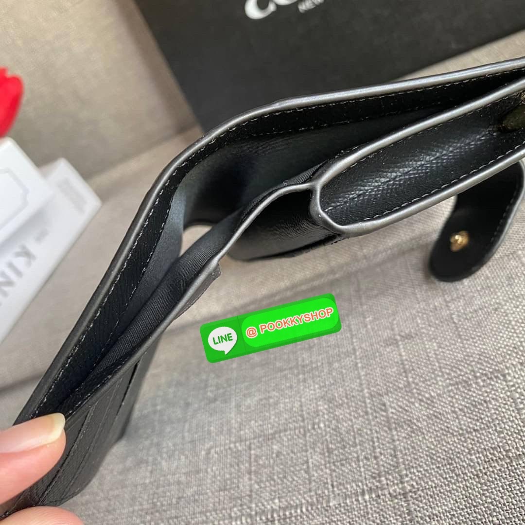 COACH 6390 MEDIUM CORNER ZIP WALLET กระเป๋าสตางค์ใบกลาง สีพื้นเรียบหรู วัสดุcrossgrain ภายในมีช่องใส่บัตรและธนบัตรได้ทุกชนิด มีช่องซิปใส่เหรียญ ขนาดกะทัดรัดพกพาง่าย คนชอบจัดระเบียบกระเป๋าสตางค์แนะนำเลยจ้า