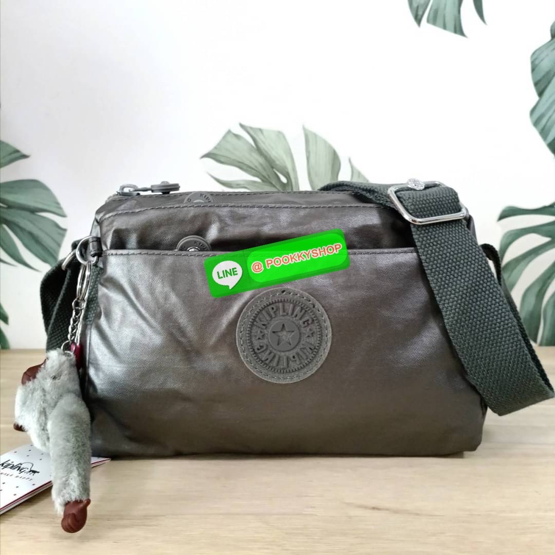 KIPLING Mini Crossbodybag กระเป๋าสะพายข้างขนาดกะทัดรัด ผลิตจากวัสดุ Nylon + ซับใน Polyester100% มีช่องใช้งานแยกย่อยมากถึง 4 ช่อง -ด้านหน้ามีช่องซิป 2 ช่อง -ช่องหลักโล่ง กว้าง จุของใช้ได้เยอะ -ด้านหลังมีช่องซิปอีก 1 ช่อง มาพร้อมพวงกุญเเจลิง สายสะพายยาวสมาร