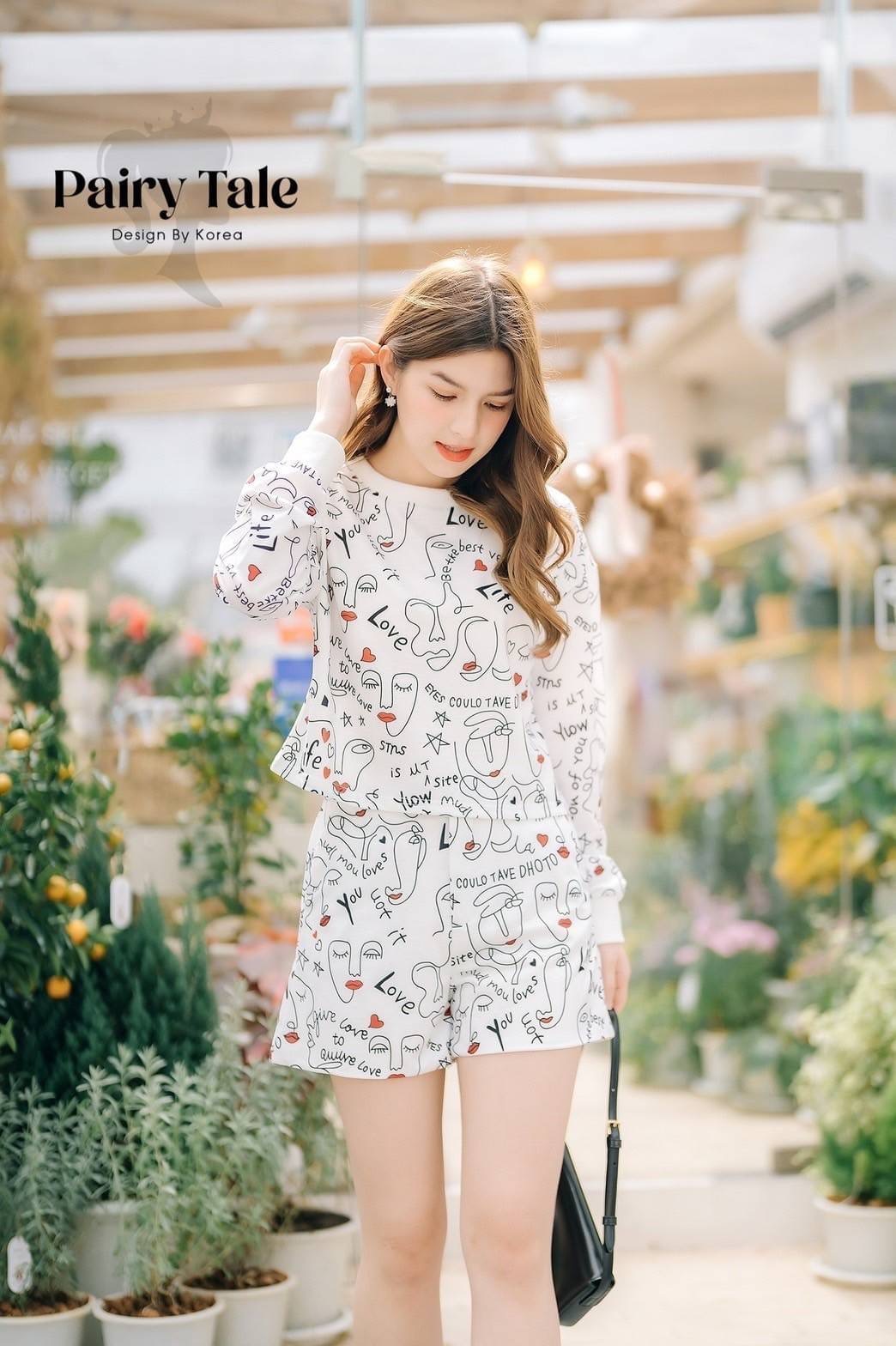 Set Lyn around เสื้อแขนยาว แมตกางเกงขาสั้น ผ้าเสื้อวอมเนื้อไม่หนามากนะคะ พิมพ์ลายตามแบรนด์ งานสวยใส่น่ารักก