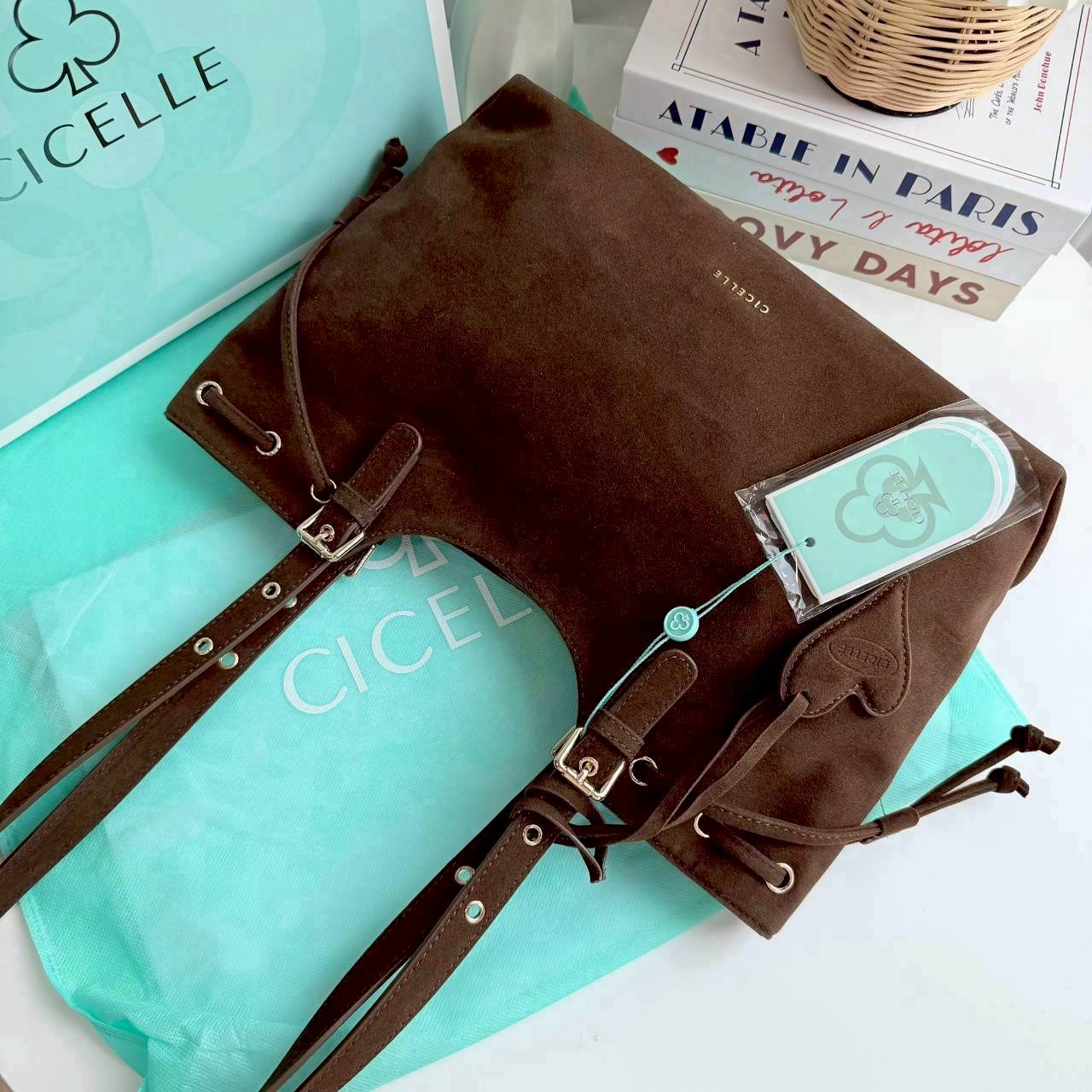 CICELLE Suede Vintage Bag ทรงนี้บอกเลย สายแบก สายแฟชั่น ต้องชอบ นอกจากจะจุของได้เยอะแล้ว ดีเทลยังสวย สะพายกับชุดไหนก็เก๋✨หูรูด สามารถเปลี่ยนทรงเป็นทรงขนมจีบได้