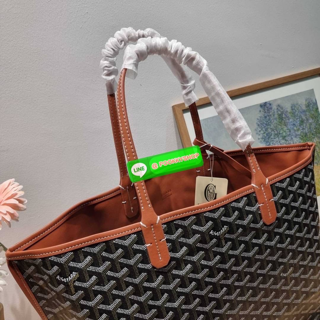 GOYARD ANJOU REVERSIBLE TOTE 🔆 Details ฮอตไอเท็ม กับกระเป๋าสะพายทรงโท้ท ใบใหญ่จุใจ!! มาครบสีขายดี เลิศทุกสี รูปทรงคลาสสิค ดีไซน์เป็นเอกลักษณ์ ใช้งานได้หลากหลาย สามารถกลับด้านใช้ได้แบบไม่มีเบื่อ พิมพ์ลายสวยคม ภายในโล่งกว้างมาก มาพร้อมหูคล้องไหล่ในต