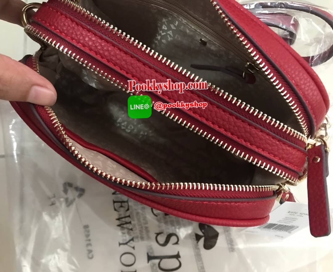 Kate spade New York mini shoulder bag กระเป๋าถือหรือสะพายหนังนิ่ม สวยอยู่ทรง ด้านหน้าประดับโลโก้แบรนด์ อะไหล่ทองหรูหรา น้ำหนักเบา ภายนอก มี2ช่องซิป แยกเป็นสัดส่วน ภายในมีช่องซิป 1 ช่อง และช่องใส่ของจุกจิก 1ช่อง จุของได้เยอะ สายสะพายปรับระดับได้ สะพายข้างห