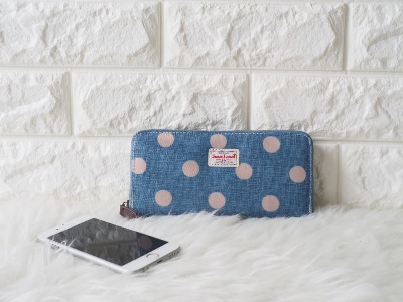 กระเป๋าสตางค์ใบยาว ลายเข้าใหม่ ✔️ทรงยาว 1 ซิบ เสริมดวงให้เก็บเงินได้ดี ✔️ใส่ธนบัตรได้ไม่ต้องพับ เรียงกันสวยงาม ✔️8 ช่องใส่บัตร + 2 ช่องใหญ่ ✔️1 ช่องซิบใส่เหรียญ