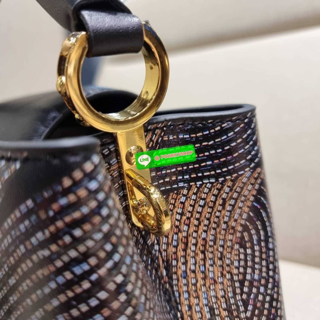 NEW IN!! LV capucines top handle วีไอพีพรีเมี่ยมกิ๊ฟจากเคาน์เตอร์ ที่สุดของความสวยในราคาเบาๆ กระเป๋าถือสุดหรู ดีไซน์ทรงคลาสสิค พร้อมลวดลายหรูหรา มาพร้อมหูจับในตัว ด้วยรูปทรงวินเทจและวัสดุหนังแท้ ขับผิว ทำให้ไอเท็มนี้สะกดทุกสายตาจริงๆ และยังมีลูกเล่นที่ฝาป