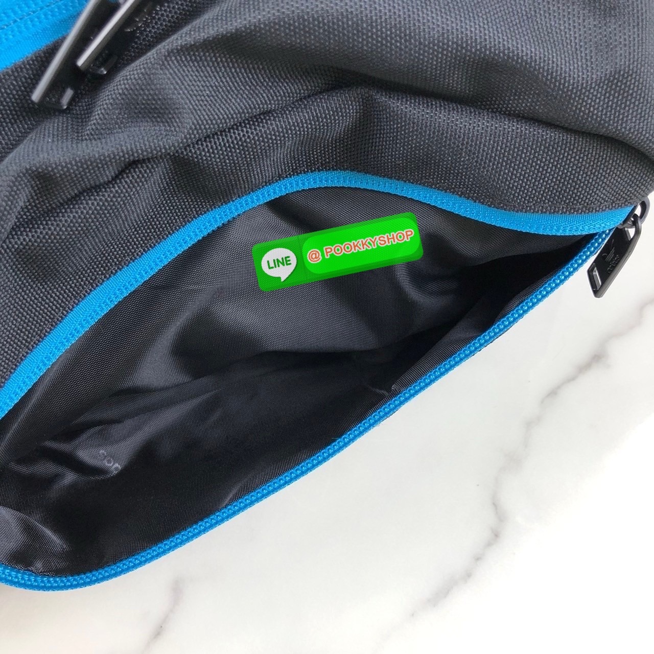 กระเป๋าสะพายคาดอกหรือคาดเอว Adidas ด้านหน้ามีช่องซิป 1 ช่อง ด้านข้างสามารถปรับขยายทรงได้ค่ะ ด้านบนเปิด - ปิดซิปคู่ ภายในโล่งและมีช่องซิป 1ช่อง ด้านหลังมีช่องซิปอีก 1 ช่องค่ะ หูจับสูง 9 cm สายสะพายปรับได้ Free Size