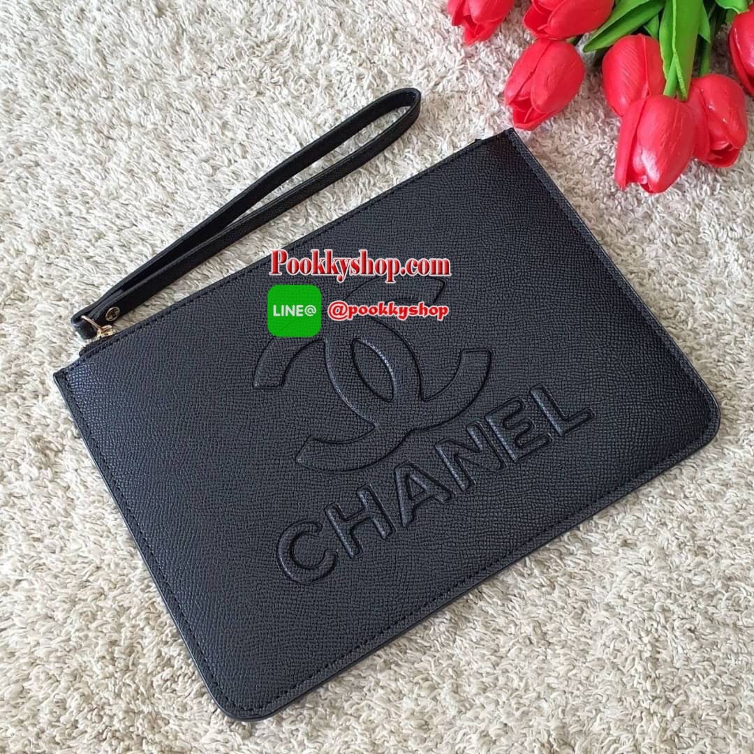 NEW ARRIVAL!! กระเป๋าคลัทช์&คล้องมือ ทรงหรู จากงาน CHANEL VIP GIFT(GIFT WITH PURCHASE) จากเคาเตอร์ต่างประเทศ จากแบรนด์ CHANEL ลายหนัง SAFFIANO ของแท้ 100% ด้านหน้าปั้มหนังลายโลโก้ เปิดปิดด้วยซิป อะไหล่ทอง ด้านในปั้ม MADE IN ITALY ด้านหนึ่งเป็นช่องซิปใส่ขอ