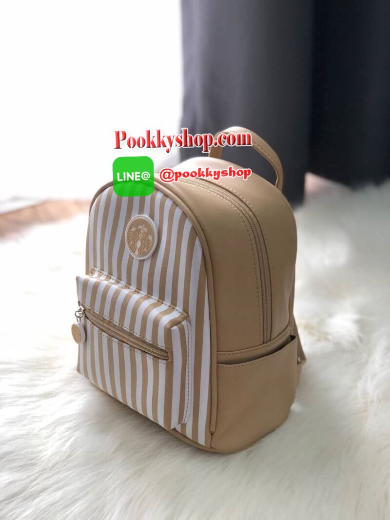 STARBUCKS BACKPACK กระเป๋าเป้สุดน่ารัก ขนาดกำลังพอเหมาะสำหรับใส่ของระหว่างวัน และช่องจัดเก็บอีกหลากหลายรูปแบบ ดีไซน์สวยนับเป็นอีกหนึ่งกระเป๋าเป้ที่พร้อมให้คุณได้สะพายออกไปข้างนอกได้ทุกวันอย่างมั่นใจ เพราะแมทช์เข้ากับทุกลุค รุ่นนี้แนะนำเลยค่า