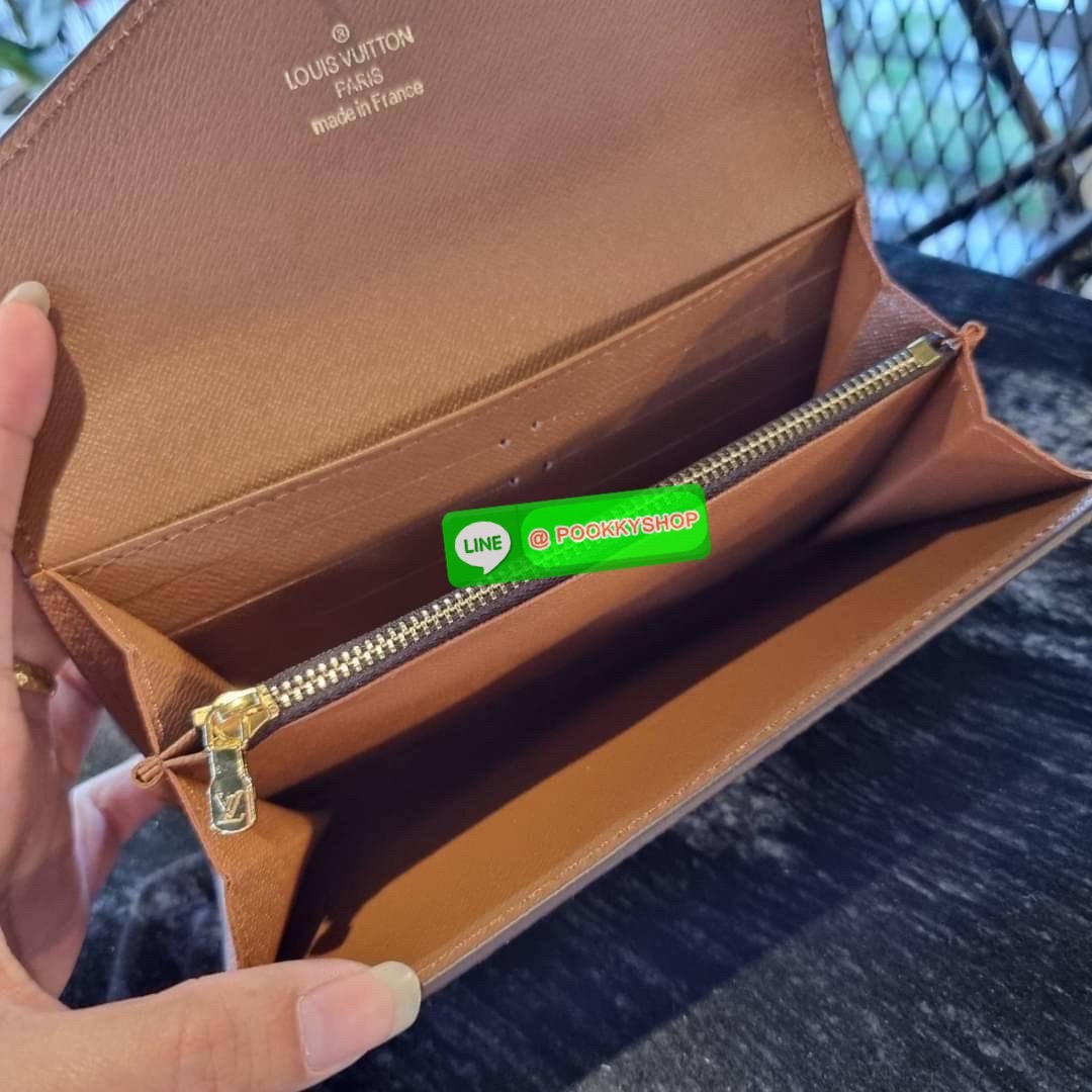 Hot item!! LV long flap wallet with gwp กระเป๋าสตางค์พรีเมี่ยมกิ๊ฟ เป็นไอเท็มสุดฮิต แบบฝาพับ ใช้งานสะดวกขึ้นกว่าเดิม รุ่น unisex ที่จะหนุ่มๆสาวๆ ก็ใช้ได้หมด!! ใบยาวขนาดกำลังเหมาะมือ ถือแล้วขับผิวทุกสี วัสดุหนังแคนวาส ทนทาน เปิด-ปิดด้วยกระดุม ภายในมีช่องใส