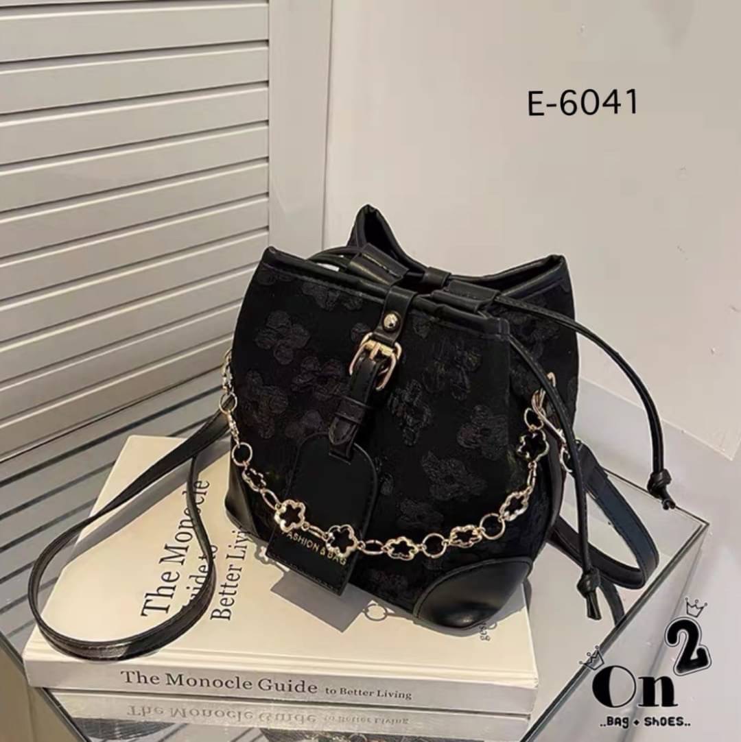 กระเป๋าสะพายทรงขนมจีบ ลายดอกไม้ เปิด-ปิดแบบหูรูด ทรงสุดฮิต มาพร้อมสายสะพาย 2 สาย มาใหม่ 2 สีจ้า