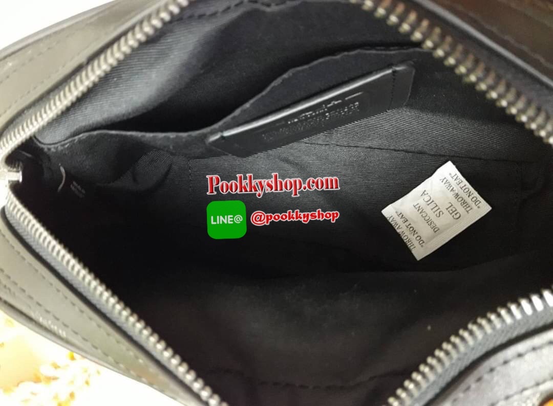 NEW IN !! COACH GRAHAM CROSSBODY IN SIGNATURE LEATHER (COACH F50713) **รุ่นตามหากันเยอะมากๆ** กระเป๋าสะพายข้าง ใช้ได้ทั้งผู้ชายและผู้หญิง โดดเด่นด้วยลาย Signature แบบลาย C นูน สายสะพายถอดได้ สามารถถือเป็นครัชได้ สามารถปรับสายสั้นเป็น คาดอกได้ ขนาดกำลังดี