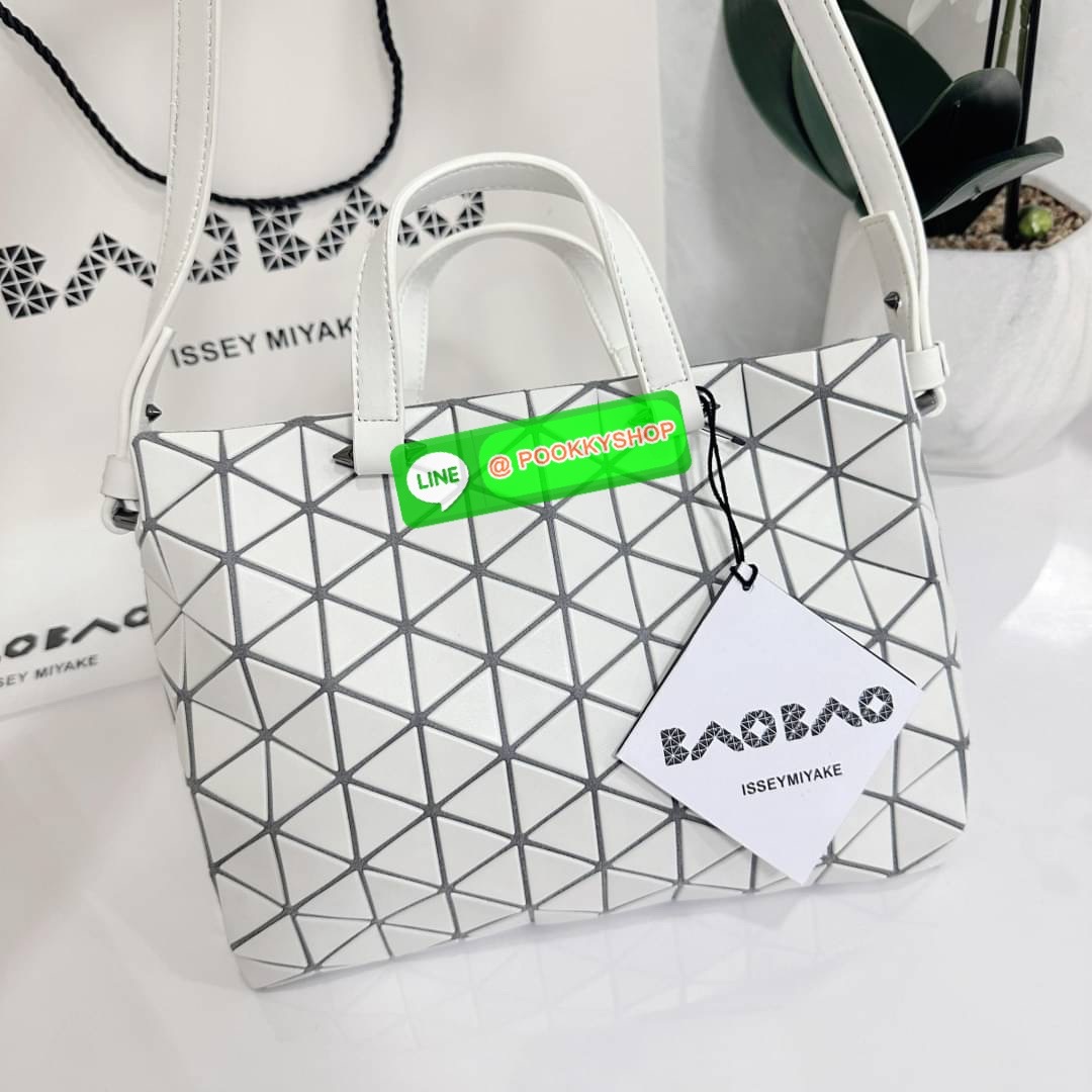 Bao Bao issey Miyake Tonneau Small Matte Bao Bao Issey Miyake รุ่น TONNEAU (ทอนโนะ) กระเป๋าทรง Boston Bag ที่โดดเด่นด้วยลายแพทเทิร์น 3 เหลี่ยมด้านเท่าเรียงต่อกัน ทำให้กระเป๋าใบนี้มีความโดดเด่นทั้งในเรื่องของดีไซน์ที่ทันสมัย และการใช้งานที่ครบทุกฟังก์ชั่น