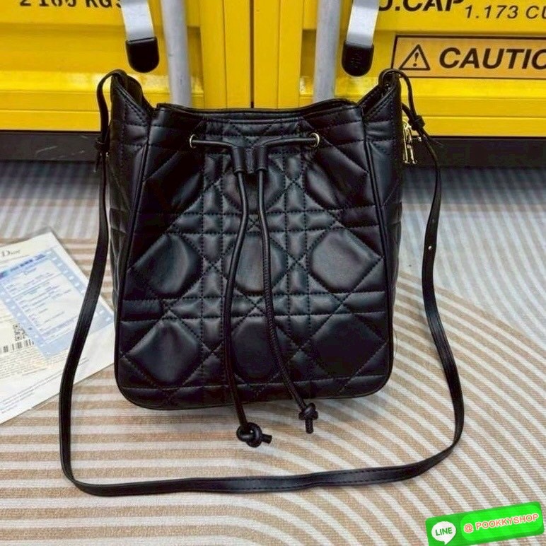 พร้อมส่ง | Dior Medium D-Motion Bag กระเป๋าสะพายทรงบัคเก็ต โดดเด่นด้วยดีไซน์ทรงถังทันสมัยเรียบง่ายใช้งานได้จริง เย็บตะเข็บแบบ Macrocannage นุ่มนวล มาพร้อมเชือกผูกรูดเปิดปิด ภายในโล่งกว้าง จุของได้เยอะ น่ารักน่าใช้มากค่ะ