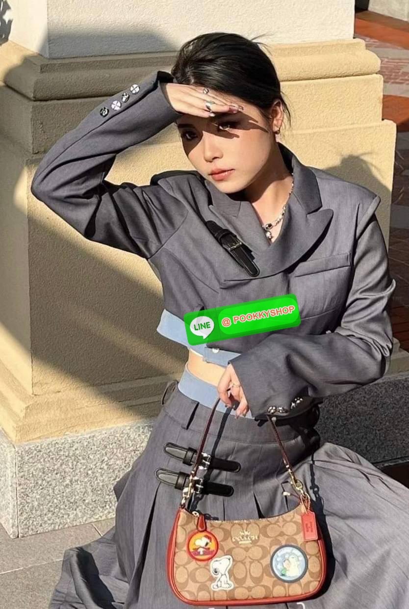 COACH X PEANUTS TERI SHOULDER BAG IN SIGNATURE WITH PATCHES ((CE848)) 📣พร้อมส่งที่ไทย ห้ามพลาด สวยก่อนใครค่าา! กับกระเป๋าคล้องไหล่หรือสะพายแบบครอสบอดี้ร์ หนังแท้สวย ☃️ด้านหน้าปักลวดลายSnoopy+Snow น่ารักๆน่าใช้มากๆ เปิด-ปิดกระเป๋าด้วยซิปภายใ