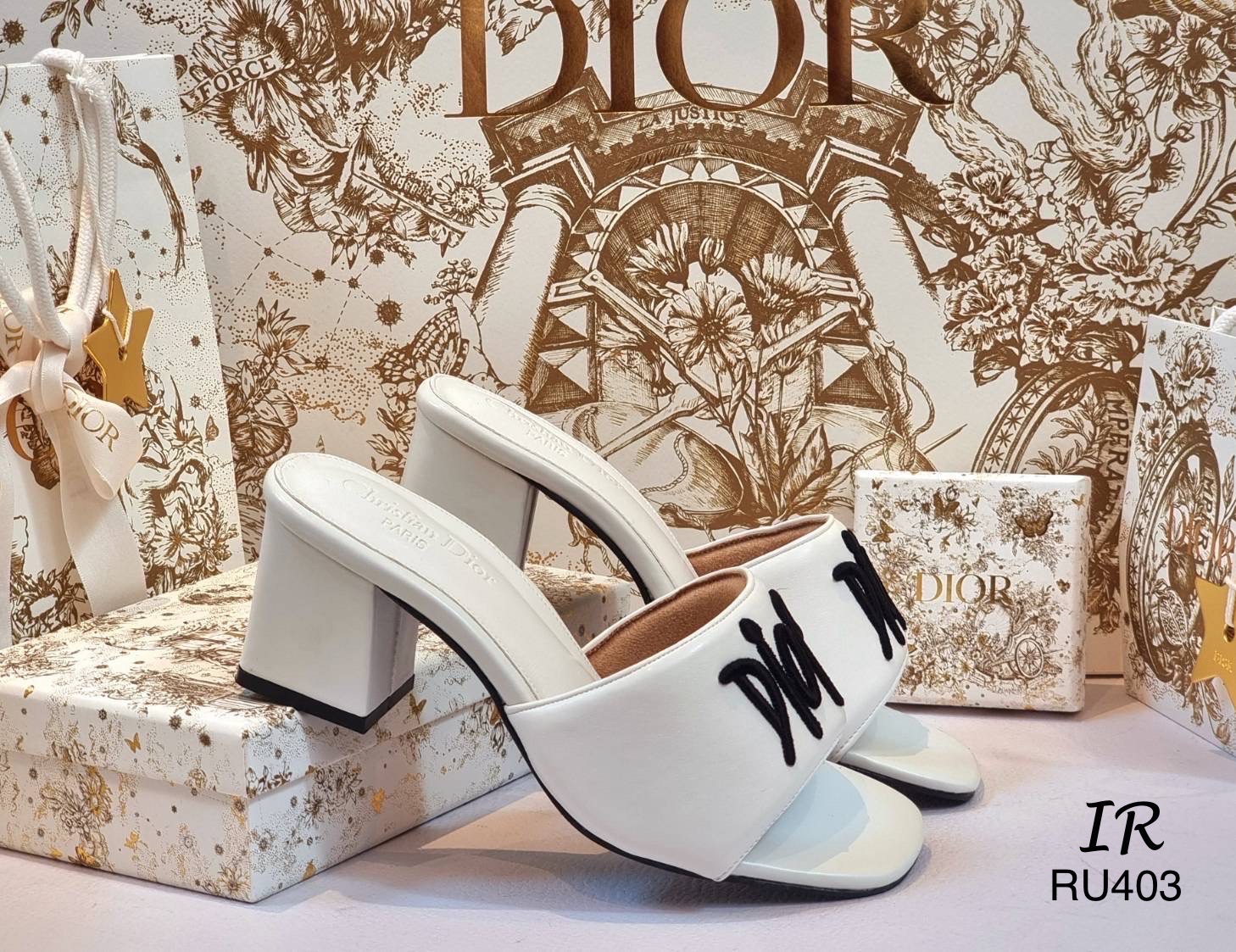 แบบขายดี!!! พร้อมส่ง สิ้นสุดการรอคอย สาวๆที่ถามหารองเท้า Dior เราเป็นเจ้าแรกที่ทำรุ่นนี้ออกมาเลยนะค่า ส้นสูงสวมหนังนิ่มงานปักอักษรด้านในเสริมนวมกำมะหยี่หนานุ่มปั้มแบรนด์ 3 นิ้ว พื้นหนางานดี อย่ารอช้าสั่งเลยน้า