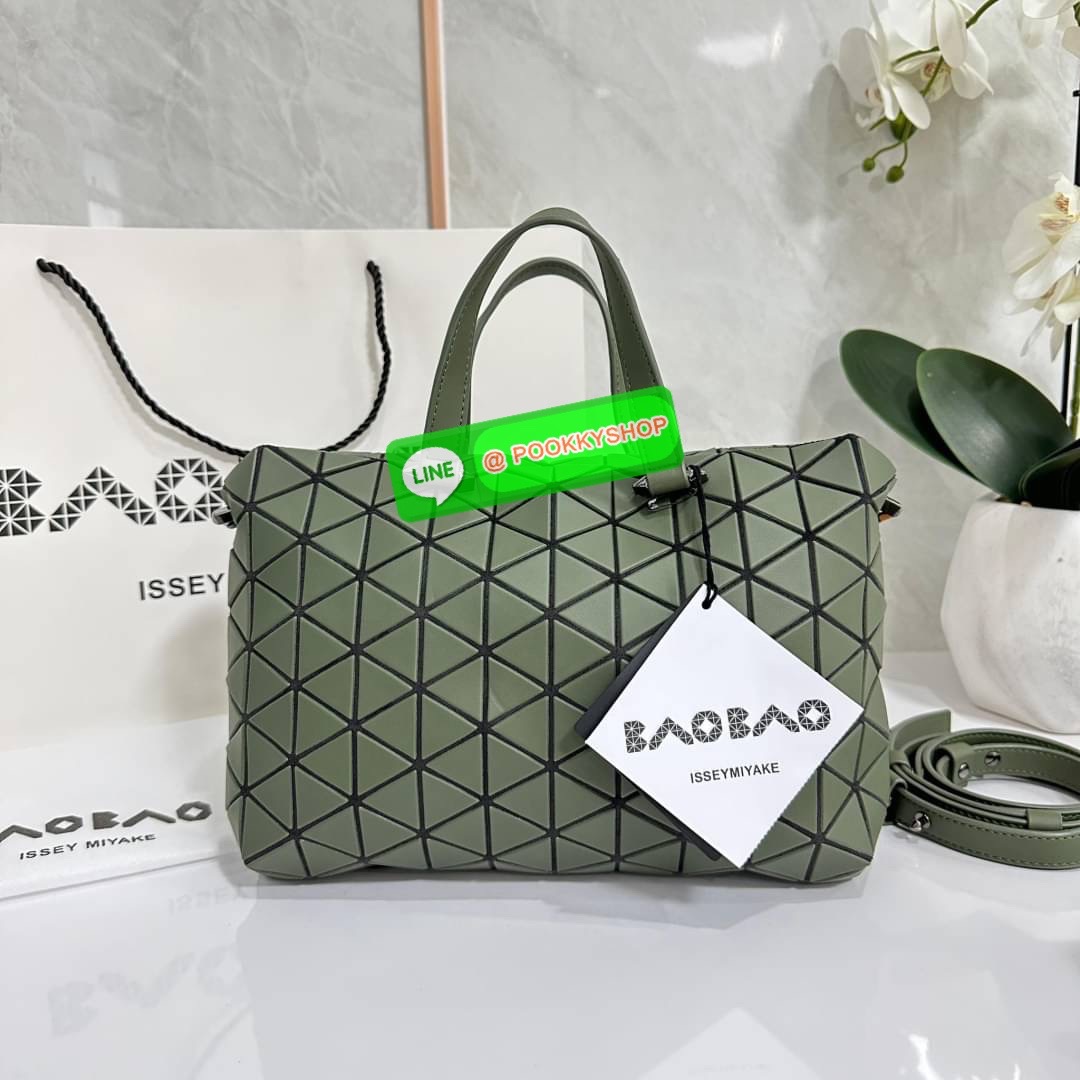 Bao Bao issey Miyake Tonneau Small Matte Bao Bao Issey Miyake รุ่น TONNEAU (ทอนโนะ) กระเป๋าทรง Boston Bag ที่โดดเด่นด้วยลายแพทเทิร์น 3 เหลี่ยมด้านเท่าเรียงต่อกัน ทำให้กระเป๋าใบนี้มีความโดดเด่นทั้งในเรื่องของดีไซน์ที่ทันสมัย และการใช้งานที่ครบทุกฟังก์ชั่น