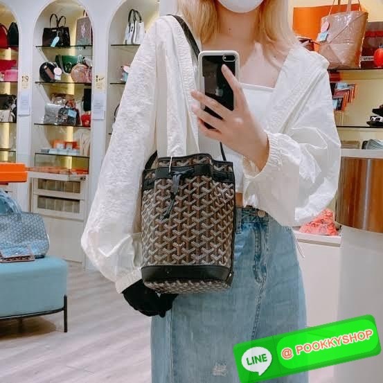 GOYARD PETIT FLOT BUCKET BAG กระเป๋าทรงถังรุ่น Petit Flot เป็น re-issue ของรุ่นดั้งเดิม ด้วยรูปทรงที่ถูกออกแบบมาอย่างสวยงาม ลงตัว เข้ากับทุกการแต่งตัว รวมถึงทันกระแสแฟชั่นทุกยุคทุกสมัย ภายในกว้างจึงสามารถบรรจุสิ่งของได้เยอะจุใจและเก็บของต่าง ๆ ได้อย่างปลอ