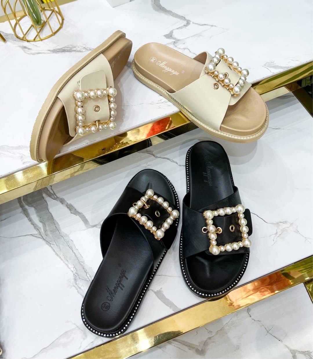 รองเท้าแตะรุ่นนี้บอกเลยว่าสวยมาก ด้านหน้ามีมุกประดับเป็นทรงสีเหลี่ยม ด้านข้างของรองเท้ายังมีเพรชเล็กๆติดรอบรองเท้าคือเริ่ดมาก เป็นรองเท้าแตะที่ไม่เหมือนใครมีดีเทล คู่นี้พลาดไม่ได้เลยนะคะ