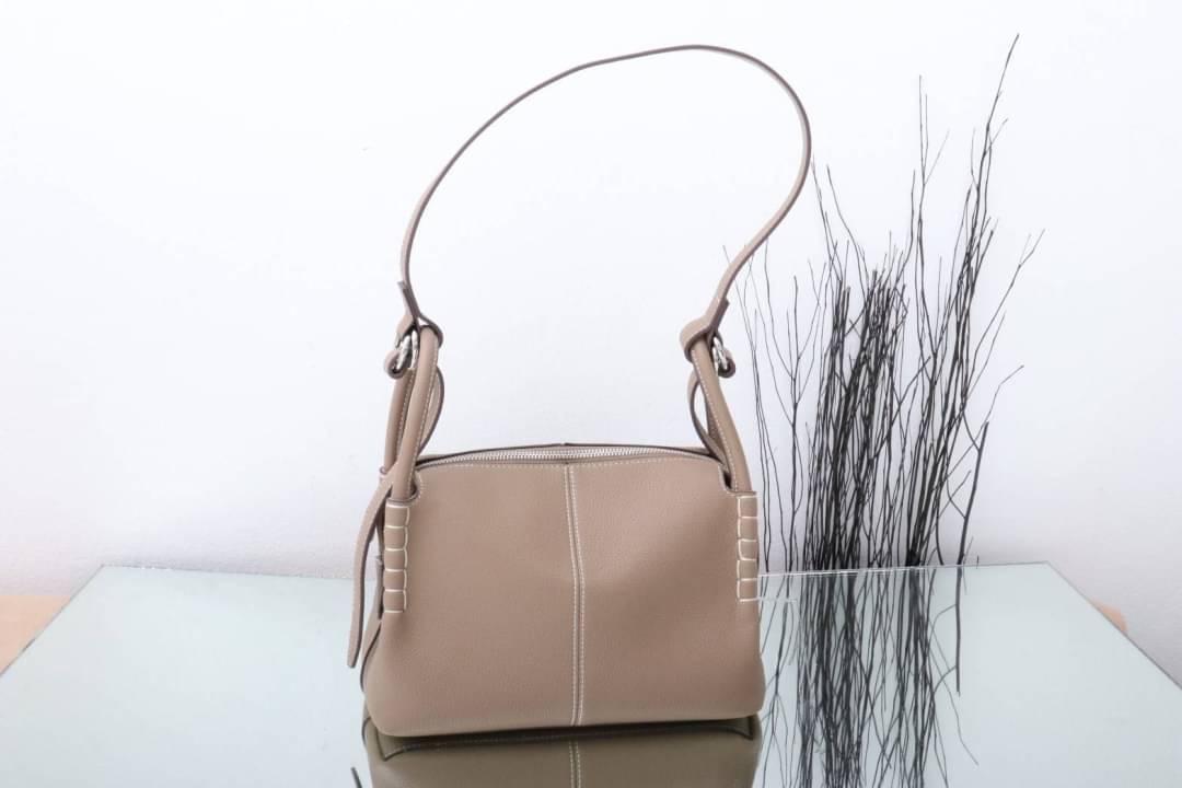 TOD’S กระเป๋าทรงหมอน สไตล์ lindy มีหูหิ้วและสายสะพายยาว เรียบหรูดูดี เท่ห์ๆ จุของได้เยอะ ใส่ของใช้ชีวิตประจำวันได้เต็มเปี่ยม น้ำหนักเบาใช้งานง่าย งานเกรดพรีเมี่ยมสุดๆ