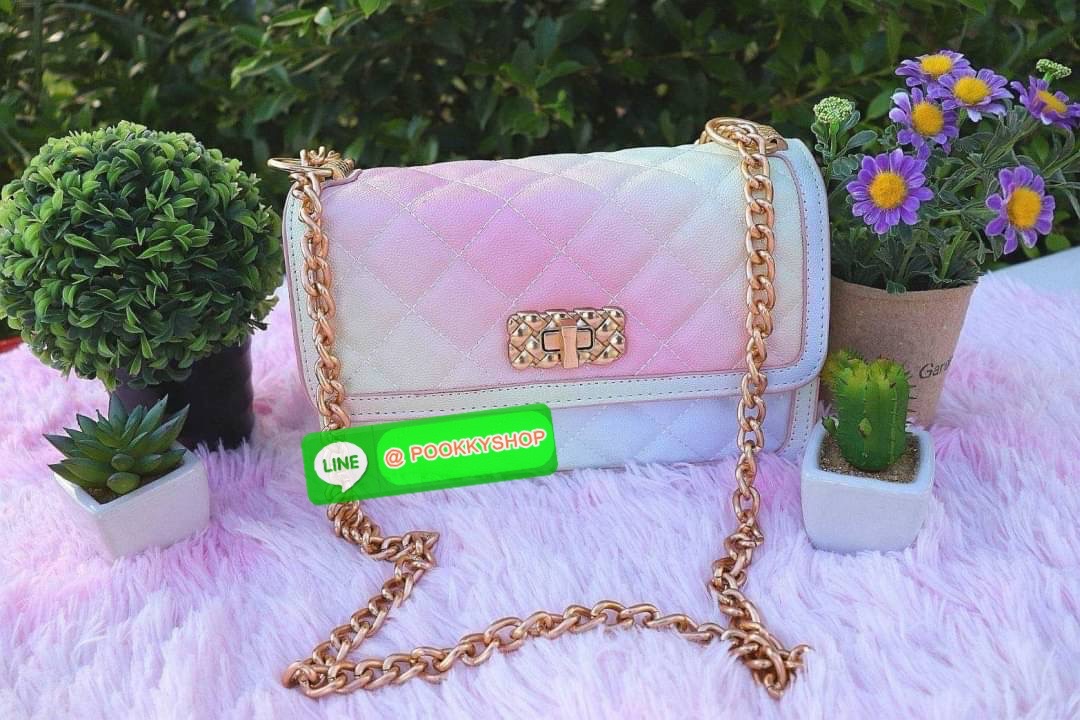กระเป๋าสะพายข้างคอลใหม่ล่าสุดสามารถถอดสายปรับเป็นทรงคลัชได้นะคะ สายโซ่ปรับระดับไม่ได้แต่ถอดออกได้จ้าด้านในแบ่งเป็น 2 ช่องใช้งาน 1 ช่องใหญ่ตรงกลางและ 1 ซิปด้านหน้า มีช่องเสียบบัตรให้ด้วยนะคะ ฝากระเป๋าเปิดปิดด้วยตัวหมุนล็อคค่ะ