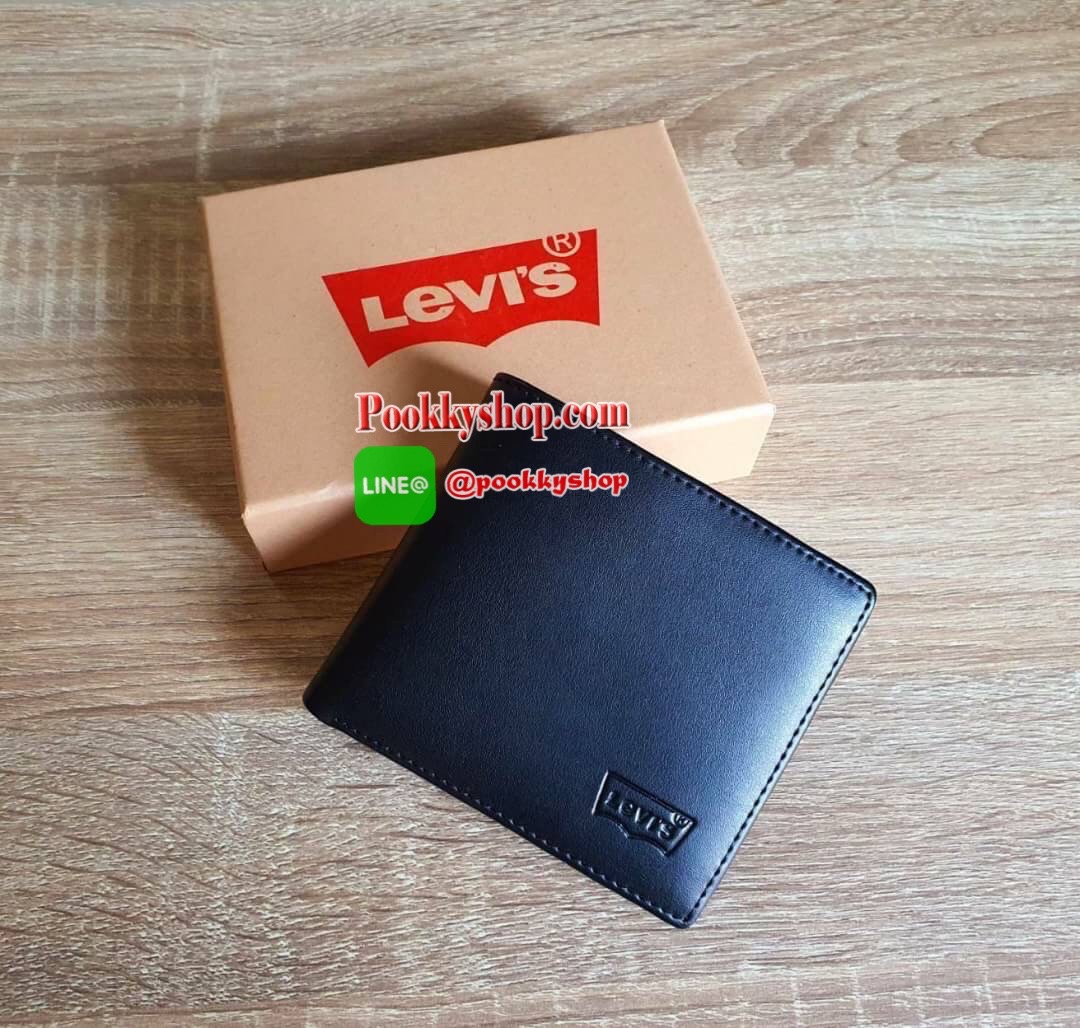 LEVI'S WALLET กระเป๋าสตางค์ทรงสั้นสำหรับคุณผู้ชาย แบบพับสองตอน วัสดุหนังคุณภาพดี ด้านหน้าปั้มโลโก้แบรนด์ ภายในมีช่องใส่ธนบัตรแยกเป็นสัดส่วน ตัวจริงสวยน่าใช้มากค่า