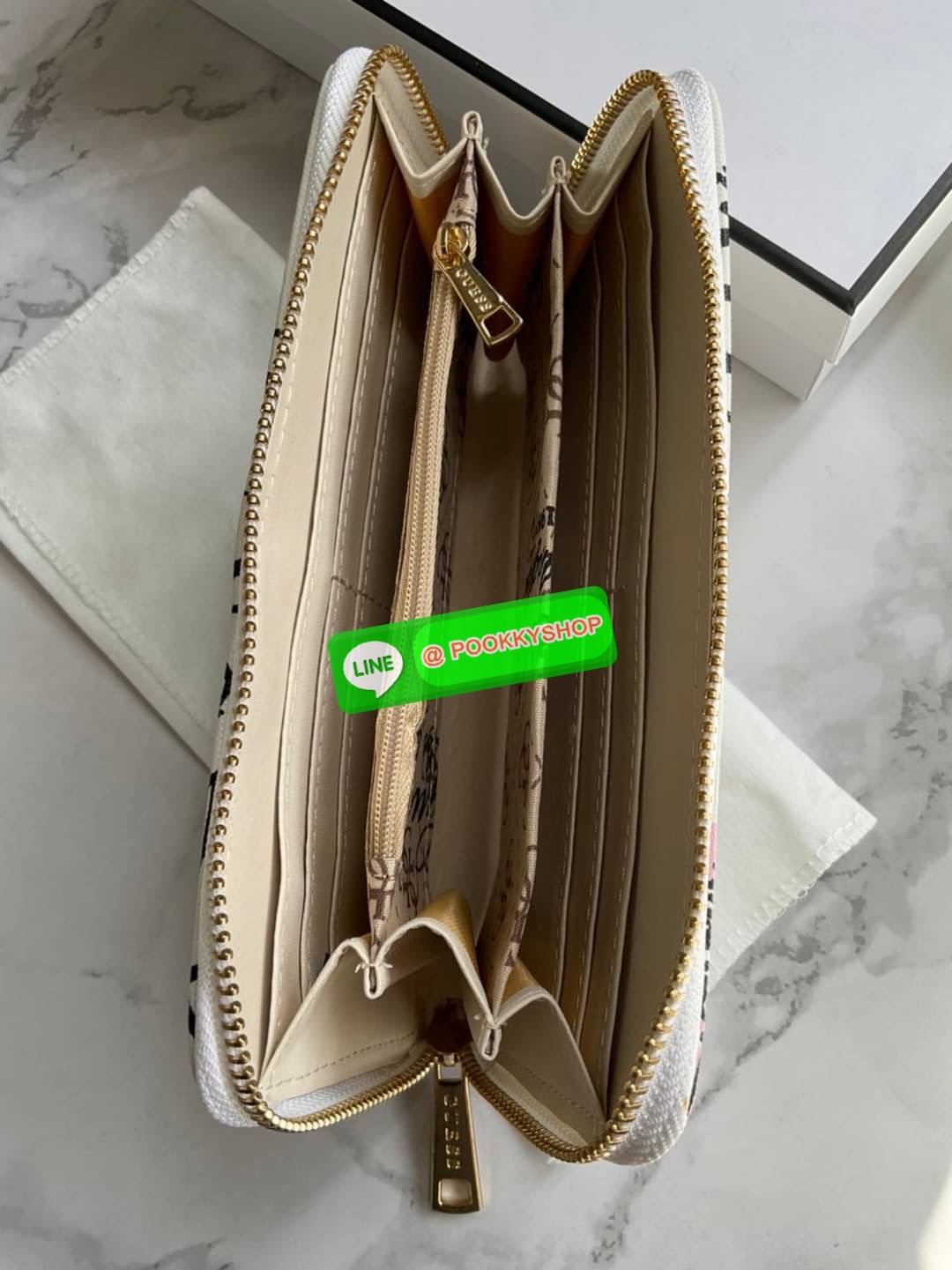 GUESS ABREE PRINTED ZIP-AROUND WALLET กระเป๋าสตางค์ใบยาวหนังซาเฟียโน่พิมพ์ลายดอกสวยหรู ด้านหน้าประดับโลโก้แบรนด์ เปิดปิดด้วยซิป ภายในแบ่งเป็น 3 ช่องหลักใส่ธนบัตรได้ มีช่องซิป 1 ช่อง ช่องใส่บัตร 8 ช่อง และมีช่องด้านหลังใส่บัตรสามารถใสธนบัตรได้อีกด้วย สามาร