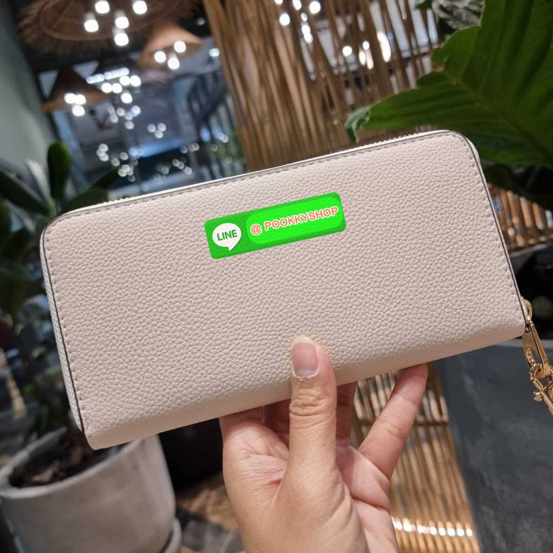 COACH C3548 LONG ZIP AROUND WALLET WITH HORSE AND CARRIAGE พร้อมเสิร์ฟความหรู กับคอลใหม่ สีสวย ผู้ดีขับผิวมาก กระเป๋าสตางค์ใบยาวกึ่งคล้องมือ เรียบหรู โดดเด่นด้วยโลโก้เอกลักษณ์ วัสดุหนัง pepble ทนทาน มาพร้อมสายคล้องมือ ถอดออกได้ ภายในใส่บัตรได้เยอะ มีช่องซ