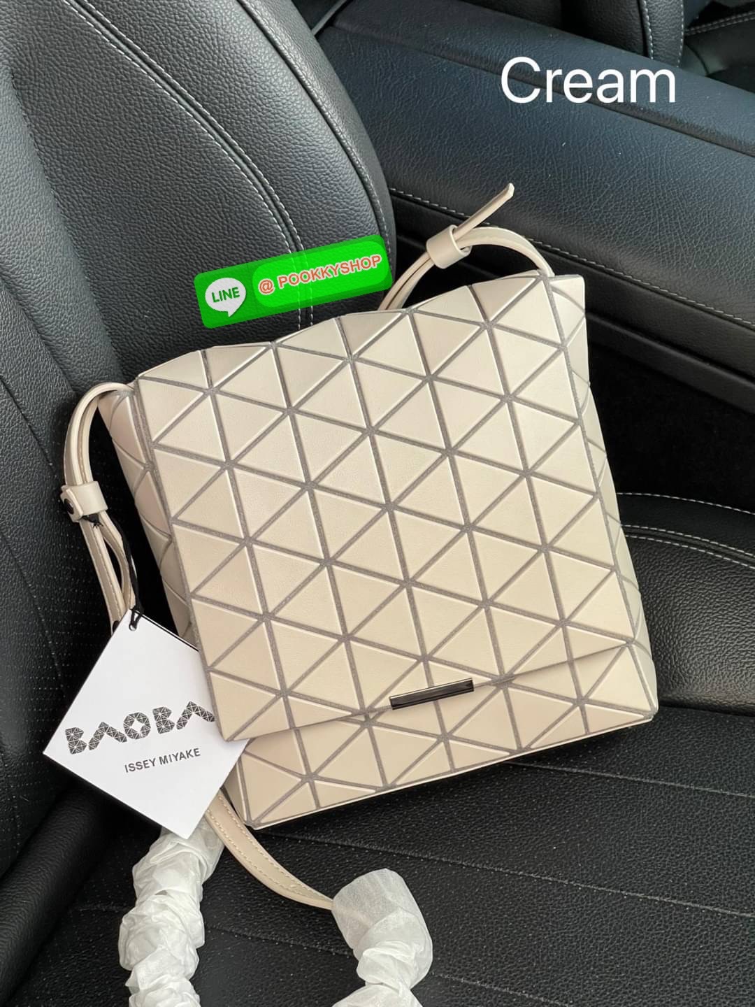 💕Baobao Issey Miyake Off-White Flap Messenger Bag(Large) สำหรับใครที่ต้องการใช้งานแบบเน้นการเคลื่อนไหวที่คล่องตัว แนะนำรุ่นนี้เลยคะ มาพร้อมแผ่นรูปทรงสามเหลี่ยมอันโดดเด่นแฝงไปด้วยความทันสมัยบ่งบอกถึงความเป็นเอกลักษณ์ของแบรนด์ได้เป็นอย่างดี ซึ่งสายส