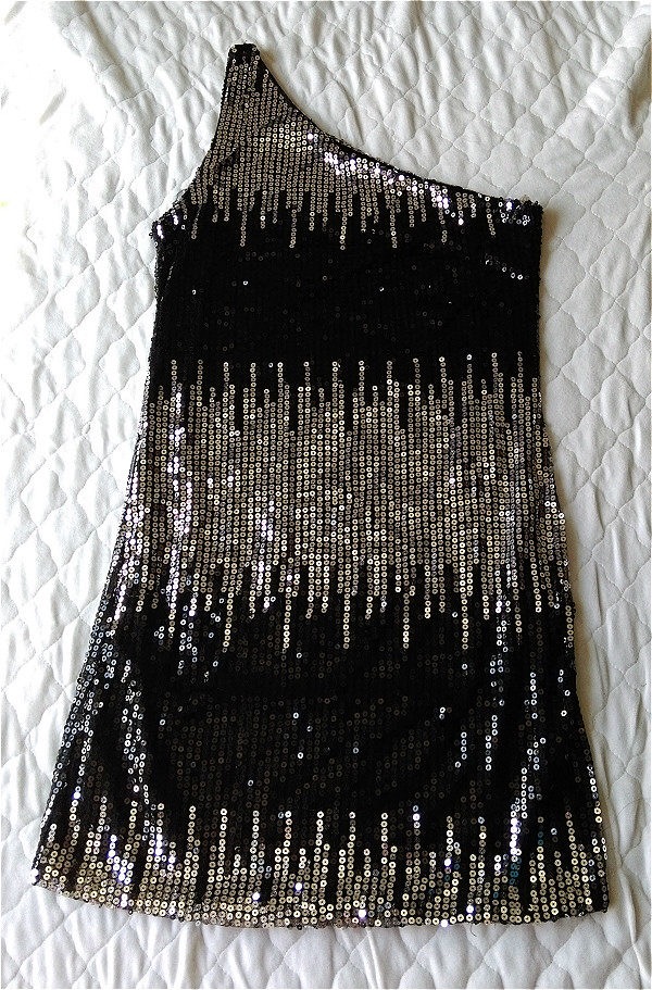 ชุดเดรส เดรสสั้นปักเลื่อม แต่งบ่าเฉียง สีดำเงิน งานสวย แพทเทิน เนี๊ยบมากคะ