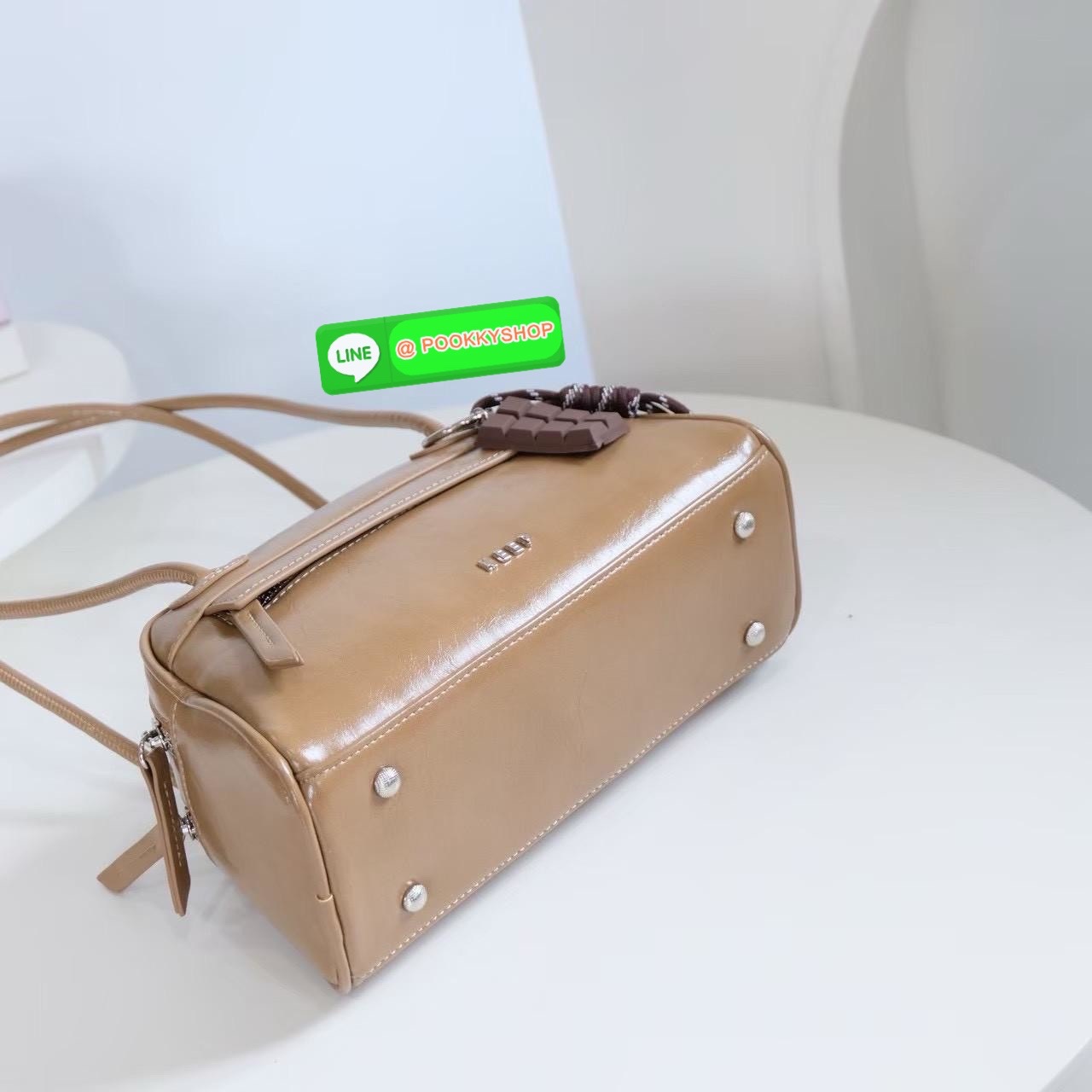 🌙 NEW IN — KEEP “Moonlight” Bowling Bag สไตล์มินิมอล เรียบแต่ดูแพง สะพายได้ทุกลุค ทุกโอกาส ✨ 👜 ดีไซน์ทรง Bowling สุดคลาสสิก ที่ทั้งใช้งานง่ายและมีโครงสวยตั้งทรง ทำจาก หนังสังเคราะห์ไมโครไฟเบอร์ Smooth Nano Oily สัมผัสเรียบเนียน น้ำห