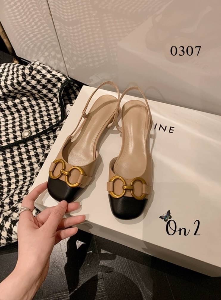 พร้อมส่งรองเท้าหัวคัชชูเปิดหลังรัดข้อเท้า หน้าแต่งอะไหล่ทองเหลือง สไตล์แบรนด์ส้นเป็นอะไหล่ทองสวยหรู สายรับปรับได้ คู่นี้ใส่แมทกับชุดได้ง่ายทั้งกางเกงและกระโปรงได้หมดทรงสวย