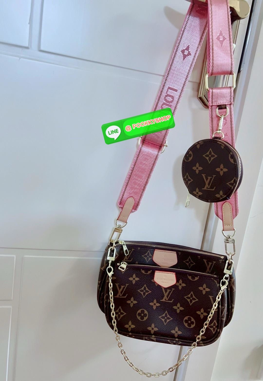 หนึ่งในรุ่นLV ที่สาวๆต้องมีติดตัวอย่างน้อยหนึ่งใบค่าา สวยดังเดิม! LOUIS VUITTON MULTI POCHETTE ACCESSORIES ((vip gift ตปท.)) 🔖พร้อมส่ง! มีถึง3ใบด้วยกันในหนึ่งเซตนะคะ ได้รุ่นนี้ไปใช้สะพายได้ยาวๆแน่นอนค่าสาวๆ 🔖หนังแท้ หนังนิ่มอย่างดี อะไหล่ท