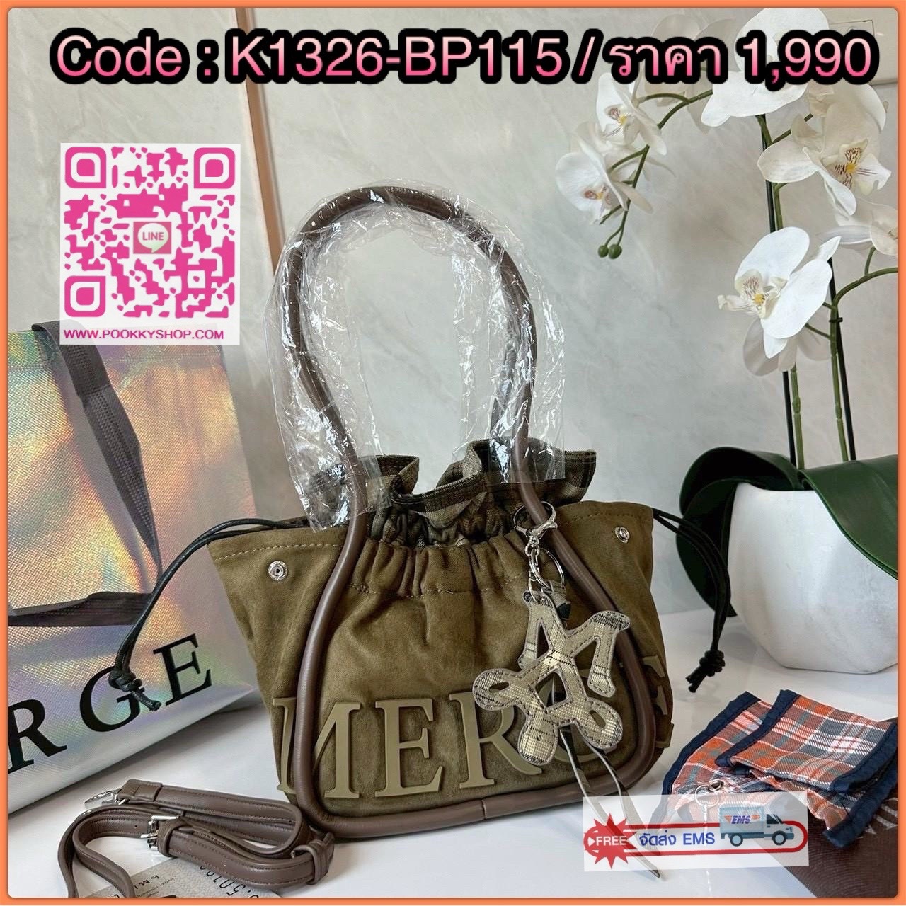 A Day Bag Mini’ in suede กระเป๋าหนังกลับเนื้อเนียน สายเกาหวานปนเท่ MERGE คอลเลกชันพิเศษ ดีไซน์เก๋พร้อมพวงกุญแจลายพิเศษ เข้าเซ็ตสุดคุ้ม!ใบเล็กสามารถ พกพาง่าย น้ำหนักเบา กระเป๋าหูรูดด้านใน ผลิตจากผ้าลายสก็อต ตัวกระเป๋ามี Snap ด้านข้าง ที่สามารถพับปีกกระเป๋า