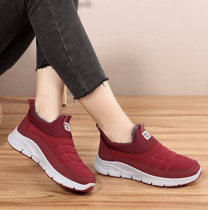 ลมหนาวมาแล้วว ของมันต้องมี!! Item อุ่นสบายถนอมเท้า รองเท้าสลิปออน วัสดุ pu ผสมเนื้อผ้าไมโครไฟเบอร์บุฟูกนุ่ม พื้น 1.5" แต่งโลโก้หน้าเพิ่มความโดดเด่น ภายในรองเท้าบุขนนุ่มมากก พื้นรองเท้าเป็นยางพารายึดเกาะดีเยี่ยมเดินไม่ลื่น ดีไซน์เรียบๆสบายตาทรง SPORT