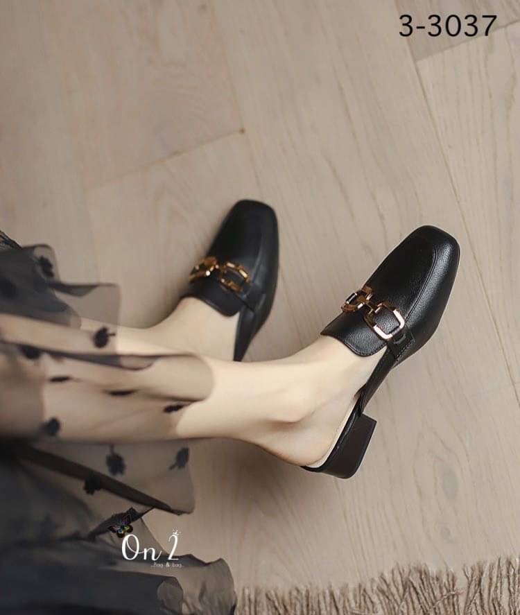 รองเท้าทรงคัชชูเปิดหลังหน้าประดับอะไหล่สไตล์แบรนด์ เสริมส้นสูง4ซม ใส่เดินง่าย งานทรงสวยใส่สบายค่ะใช้วัสดุเกรดดีสีดำอะไหล่ทองสวยหรูเข้ากับชุดง่าย