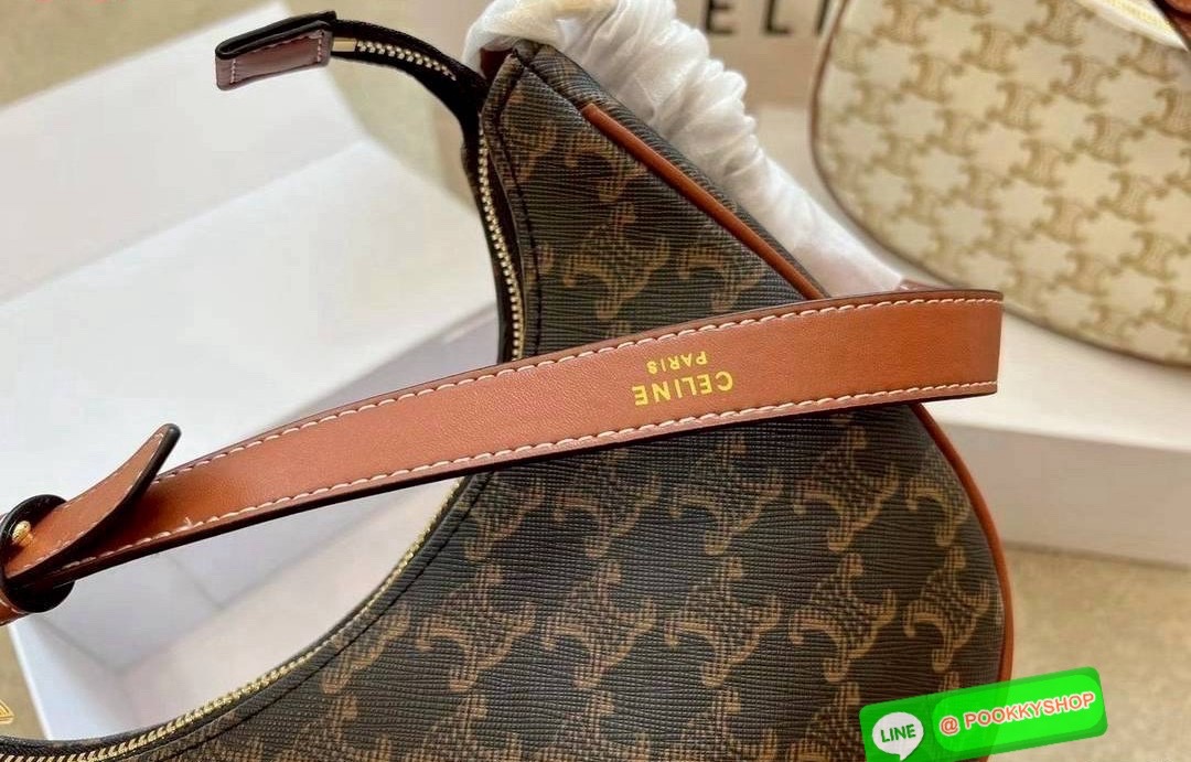 CELINE Ava bag in Triomphe canvas and leather กระเป๋าสะพายไหล่ รุ่นยอดฮิต ดีไซน์แบบสวยสับ รูปทรงคลาสสิคใช้งานได้ง่าย แมทช์ได้หลากหลายสไตล์ ภายในเป็นช่องโล่ง สามารถใส่มือถือ ใส่กระเป๋าสตางค์ได้ และมีช่องย่อยให้ใส่บัตรได้อีกด้วย สุดคุ้ม สุดปังแบบนี้ รีบตำก่