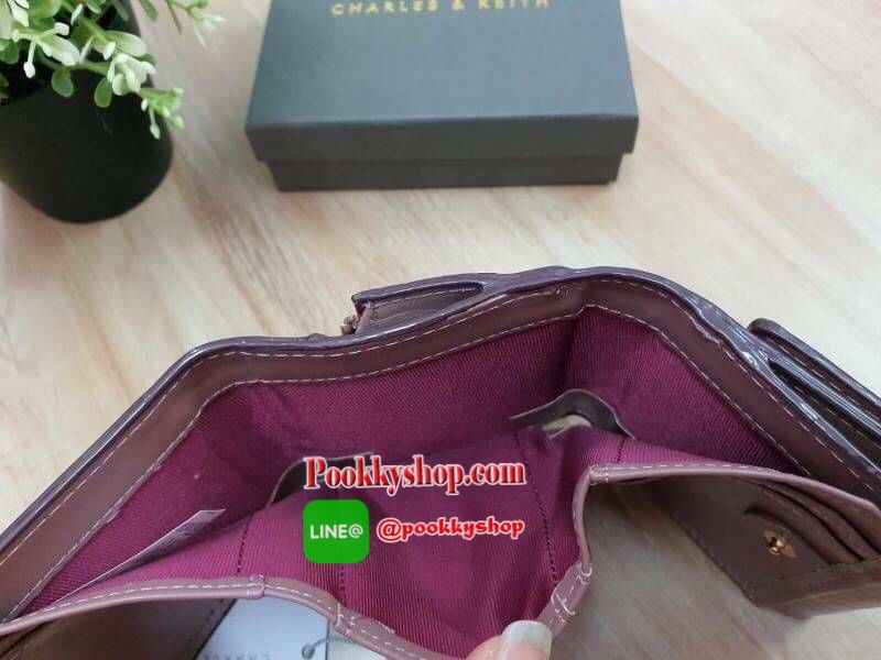 charleskeith Croc effect short wallet กระเป๋าสตางค์ใบสั้นมาด้วยลายหนังจรเข้ ด้านหน้าติดชื่อแบรนด์ รุ่นนี้เป็นแบบ 3 พับ ด้านหลังเป็นช่องใส่เหรียญ สวยสมคำร่ำลือมากๆ เลยจ้า มาครบ 5 สี จัดไปอย่างด่วนเลยจ้า