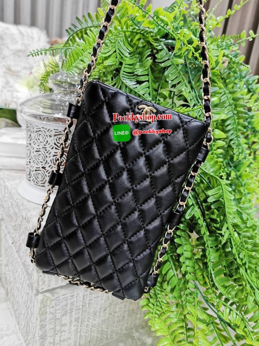 Don't Miss! Chanel Clutch Bag With Chain VIP Gift With Purchase (GWP) Limited พรีเมี่ยมกิ้ฟทรงเหลี่ยมขนาดกำลังดีวัสดุหนังนิ่มเดินเส้นลายตารางสวยอยู่ทรง เปิดปิดด้วยกระดุมแม่เหล็ก ด้านหน้าประดับโลโก้แบรนด์แต่งด้วยสายโซ่ร้อยหนัง ภายในโล่ง ใส่ iphone มือ